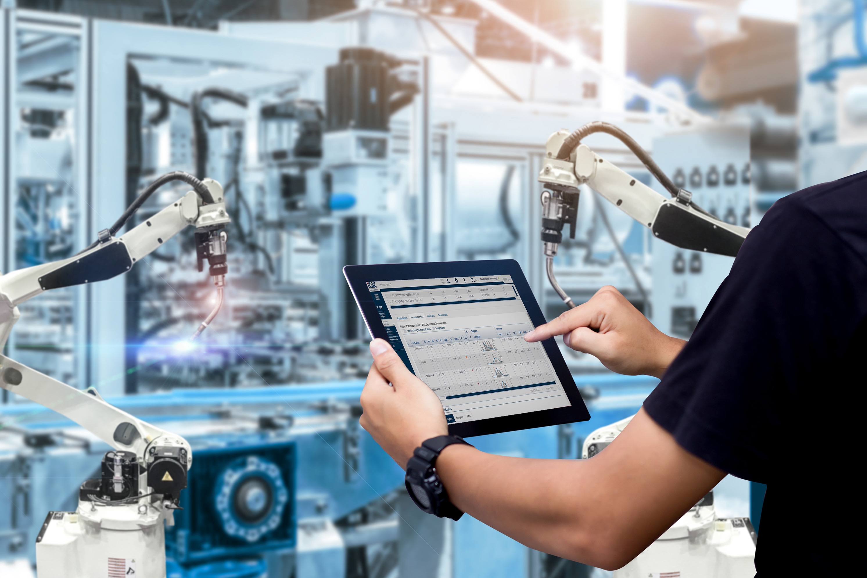 iTAC zeigt Meilenstein auf der productronica 2021: MES wird zu MOM iTAC zeigt Meilenstein auf der productronica 2021: MES wird zu MOM