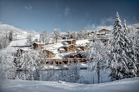 Luxuschalets in verschneiter Landschaft bei Tag (Prechtlgut)
