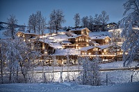 Blick auf die Chalets bei Nacht im Winter (Bergdorf Prechtlgut)