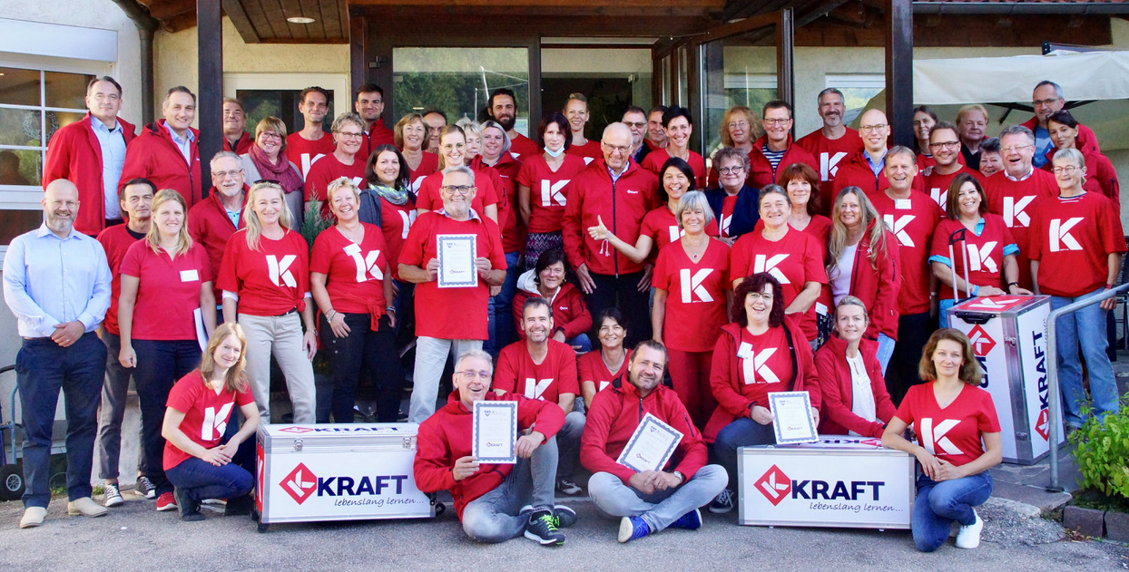 Sebastian Böttcher von Dentdeal (ganz links) hat das Kraft-Team intensiv zu den Airdogs geschult. Sebastian Böttcher von Dentdeal (ganz links) hat das Kraft-Team intensiv zu den Airdogs geschult.