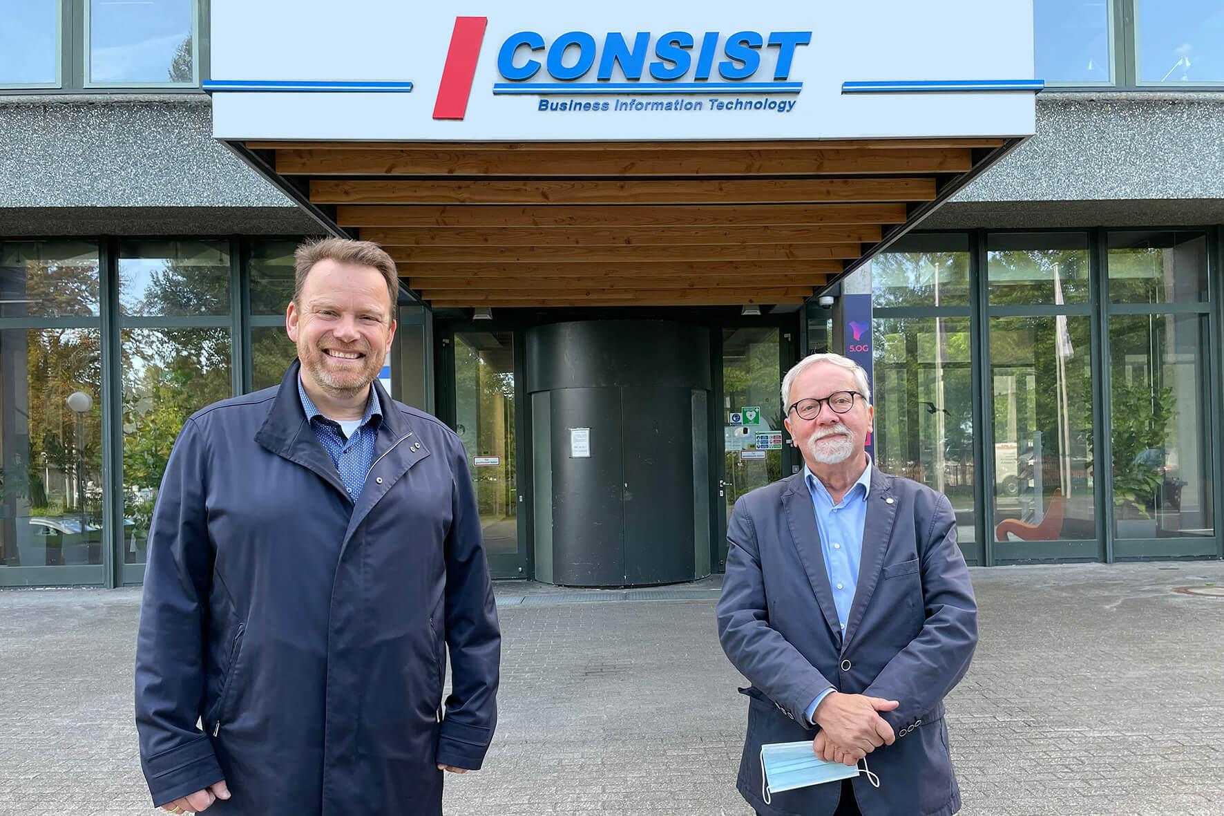 Jörg Hansen (li.), Geschäftsführer von Consist Software Solutions, und Frank Hildebrandt, Tafel Kiel Jörg Hansen (li.), Geschäftsführer von Consist Software Solutions, und Frank Hildebrandt, Tafel Kiel