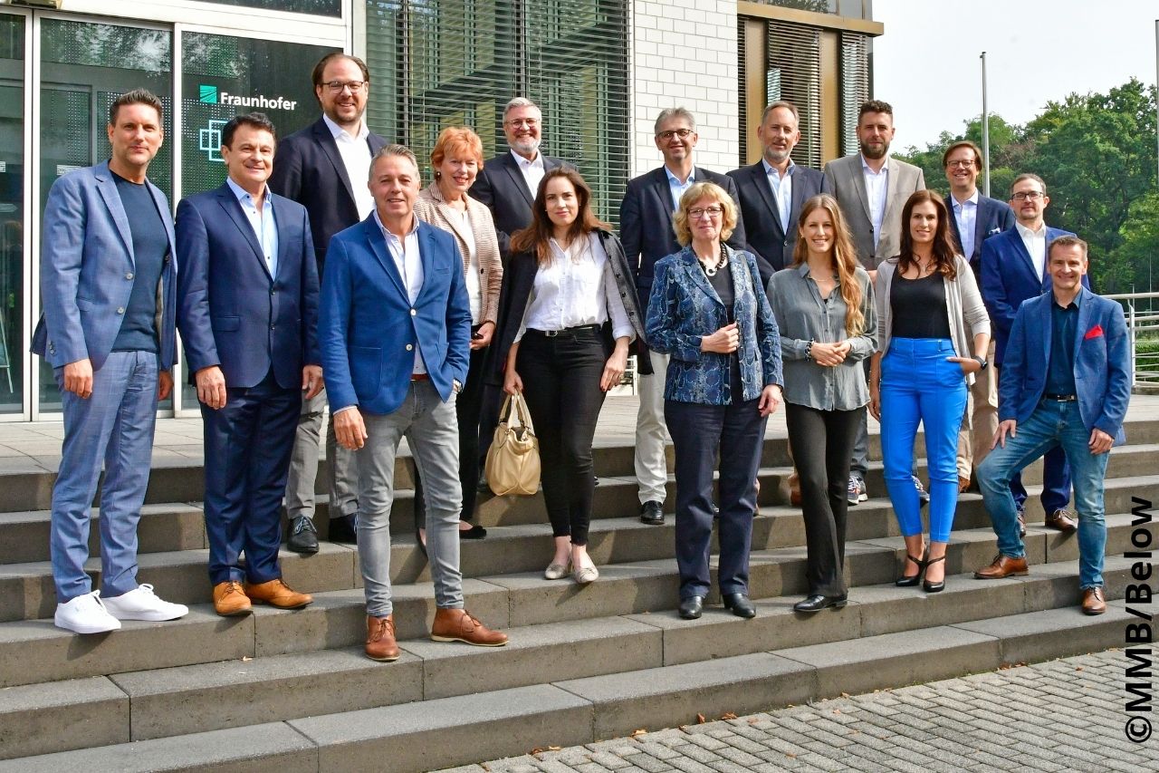 Die Experten:innen aus dem health h-Netzwerk vor dem Fraunhofer-inHaus-Zentrum (Bildquelle:©MMB/Belo Die Experten:innen aus dem health h-Netzwerk vor dem Fraunhofer-inHaus-Zentrum (Bildquelle:©MMB/Belo