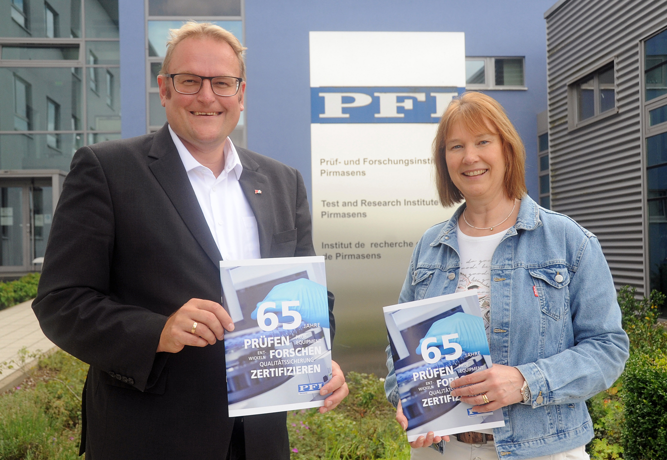 PFI-Institutsleiterin Dr. Kerstin Schulte mit Markus Zwick, Oberbürgermeister von Pirmasens, bei der PFI-Institutsleiterin Dr. Kerstin Schulte mit Markus Zwick, Oberbürgermeister von Pirmasens, bei der
