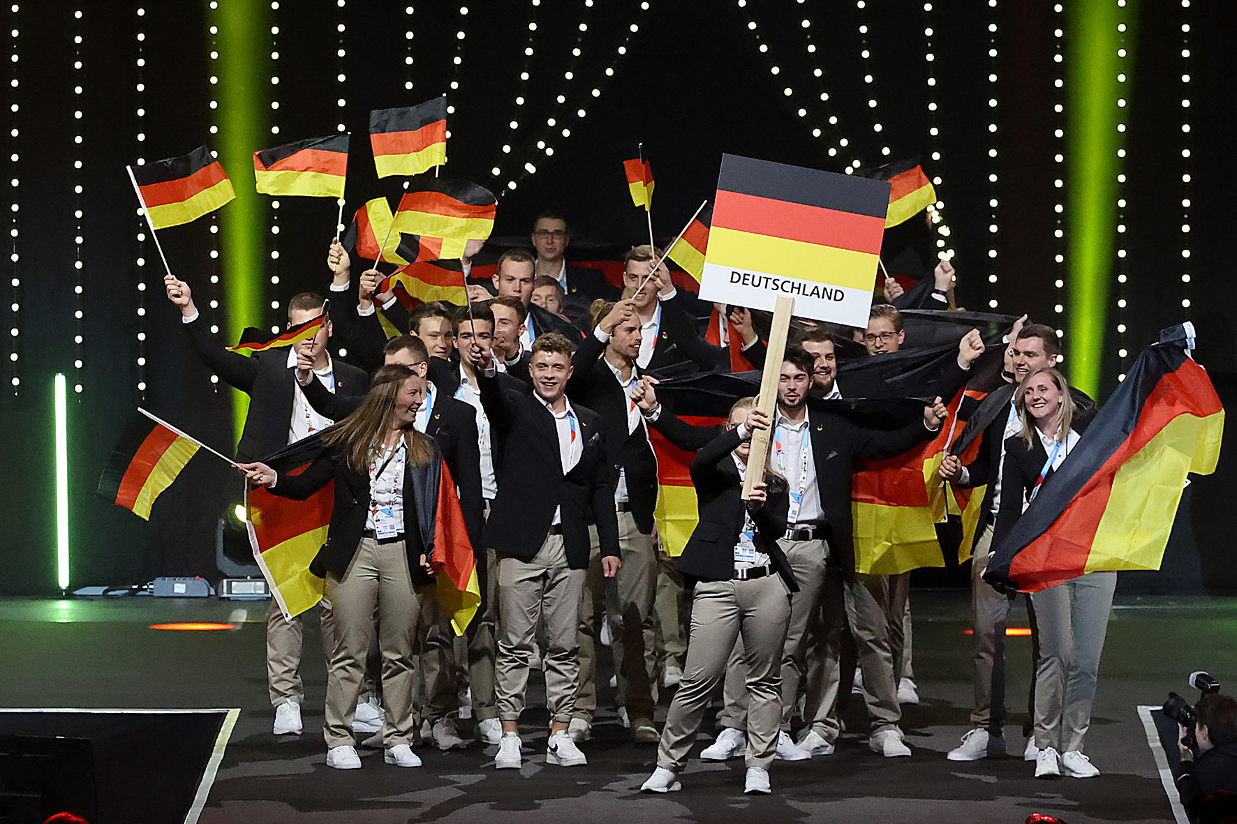 Deutsche Berufe-Nationalmannschaft betritt jubelnd die Bühne - Eröffnung der EuroSkills Graz 2021 (B
