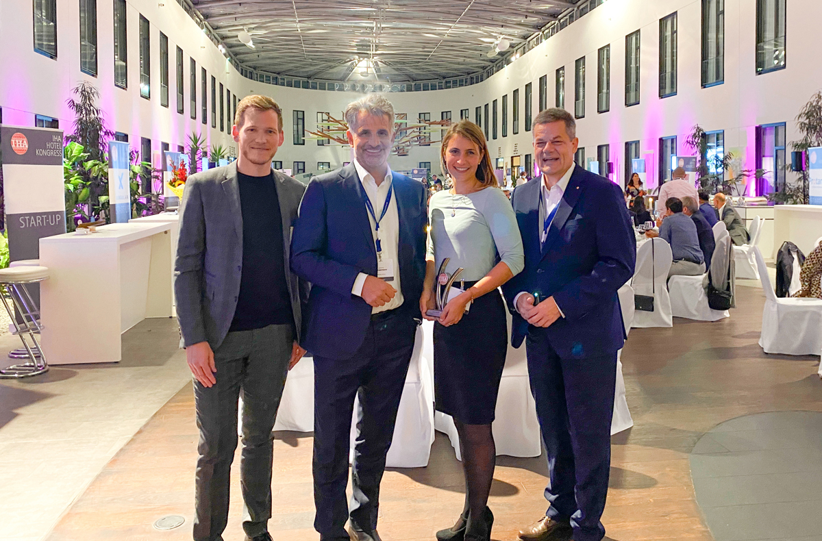 IHA Innovation-AwardÜbergabe in Berlin: Philipp Vogel/ Senior Sales Manager Hotelbird, Otto Lindner