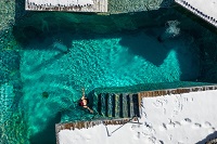Beeindruckender Blick auf den verschneiten Natur-Außenpool (Hotel Gassner)