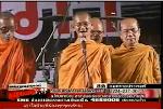 Thailaendische Moenche auf der Demonstrationsmeile in Bangkok verteilen Gebetsbuecher (Quelle PTV ) Thailaendische Moenche auf der Demonstrationsmeile in Bangkok verteilen Gebetsbuecher (Quelle PTV )