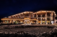 Winterliche Hotelansicht bei Nacht (Hotel Granbaita Dolomites)