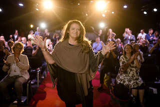 Die Expertin Anette Haas nach ihrer Siegesrede auf dem internationalen Speaker Slam. (Bildquelle: @ Die Expertin Anette Haas nach ihrer Siegesrede auf dem internationalen Speaker Slam. (Bildquelle: @