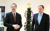 Dr. Wolfgang Epp und Gastgeber Eyke Peveling mit der Osterpalme Dr. Wolfgang Epp und Gastgeber Eyke Peveling mit der Osterpalme