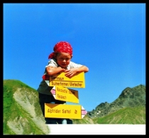 Kind am Wegweiser