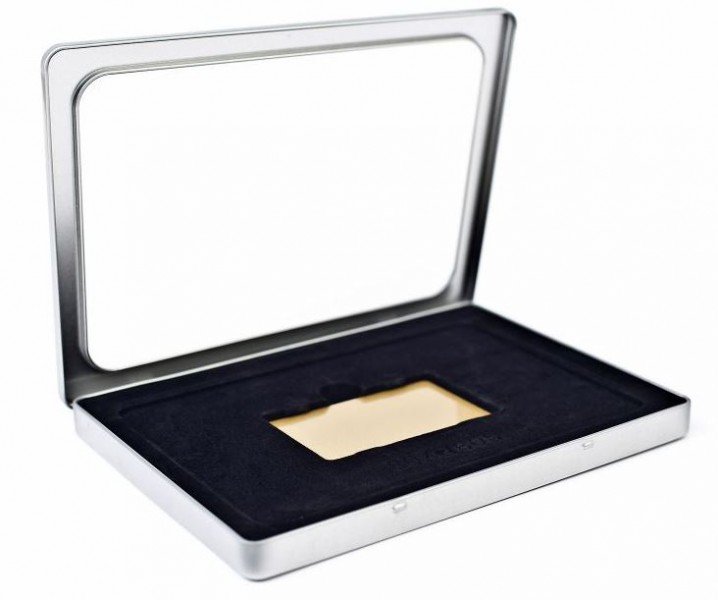 Metallgeschenkdose mit Fenster und Samteinlage mit Aussparung für Gegenstände im Visitenkartenformat