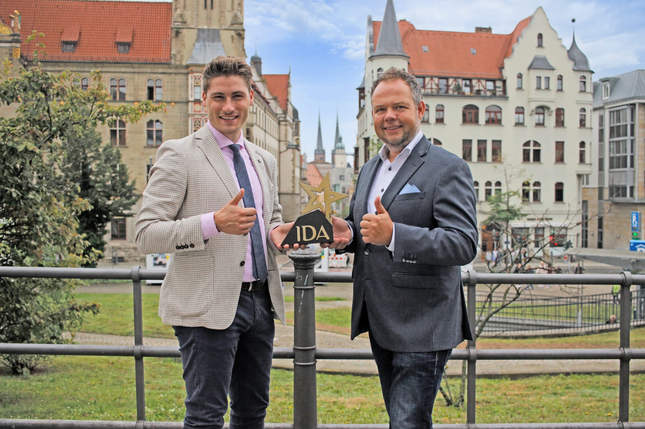 Christian Sporbert und Hagen Herholdt nehmen in Preis in der Innenstadt von Halle entgegen.