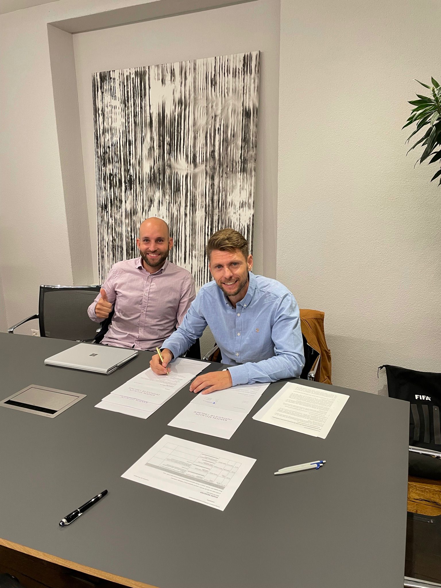 Die Mitgründer Patrick Patzig und Simon Arpagaus bei Vertragsunterzeichnung Die Mitgründer Patrick Patzig und Simon Arpagaus bei Vertragsunterzeichnung