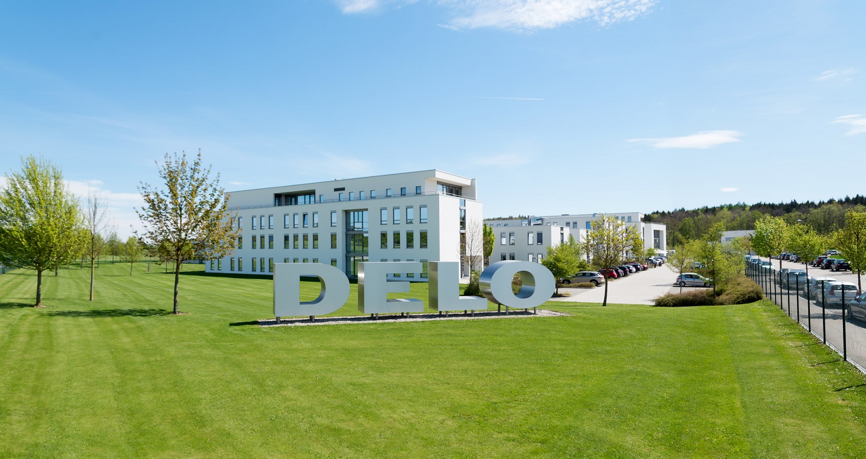 DELO versendet pro Jahr gut 20.000 Sendungen mit rund 35.000 Packstücken weltweit. DELO versendet pro Jahr gut 20.000 Sendungen mit rund 35.000 Packstücken weltweit.