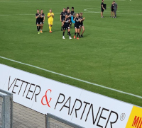 Bandenwerbung von Vetter & Partner beim Spiel der Profis in der Frauen-Bundesliga am 11.09.2021