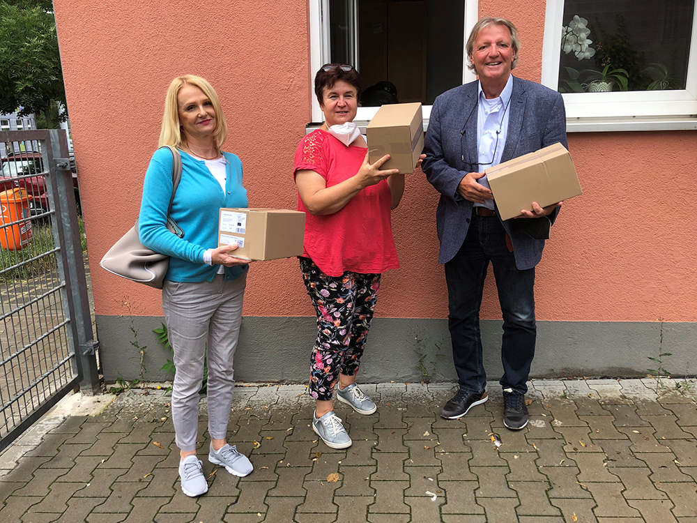 Stefan Aster und Mitarbeitern Sabine Haischberger (links) mit Einrichtungsleiterin Manuela Bauer 