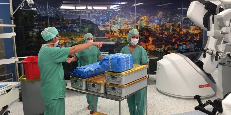 Eine Operation nach Jannetta kann bei Trigeminusneuralgie helfen.
