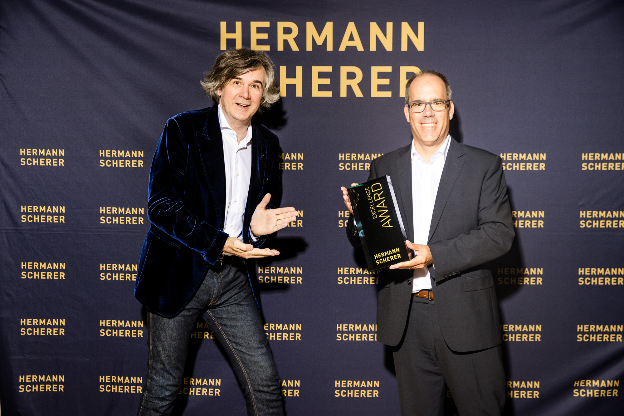 Thomas Stoklossa erhält den Excellence Award von Hermann Scherer (Bildquelle: Dominik Pfau) Thomas Stoklossa erhält den Excellence Award von Hermann Scherer (Bildquelle: Dominik Pfau)