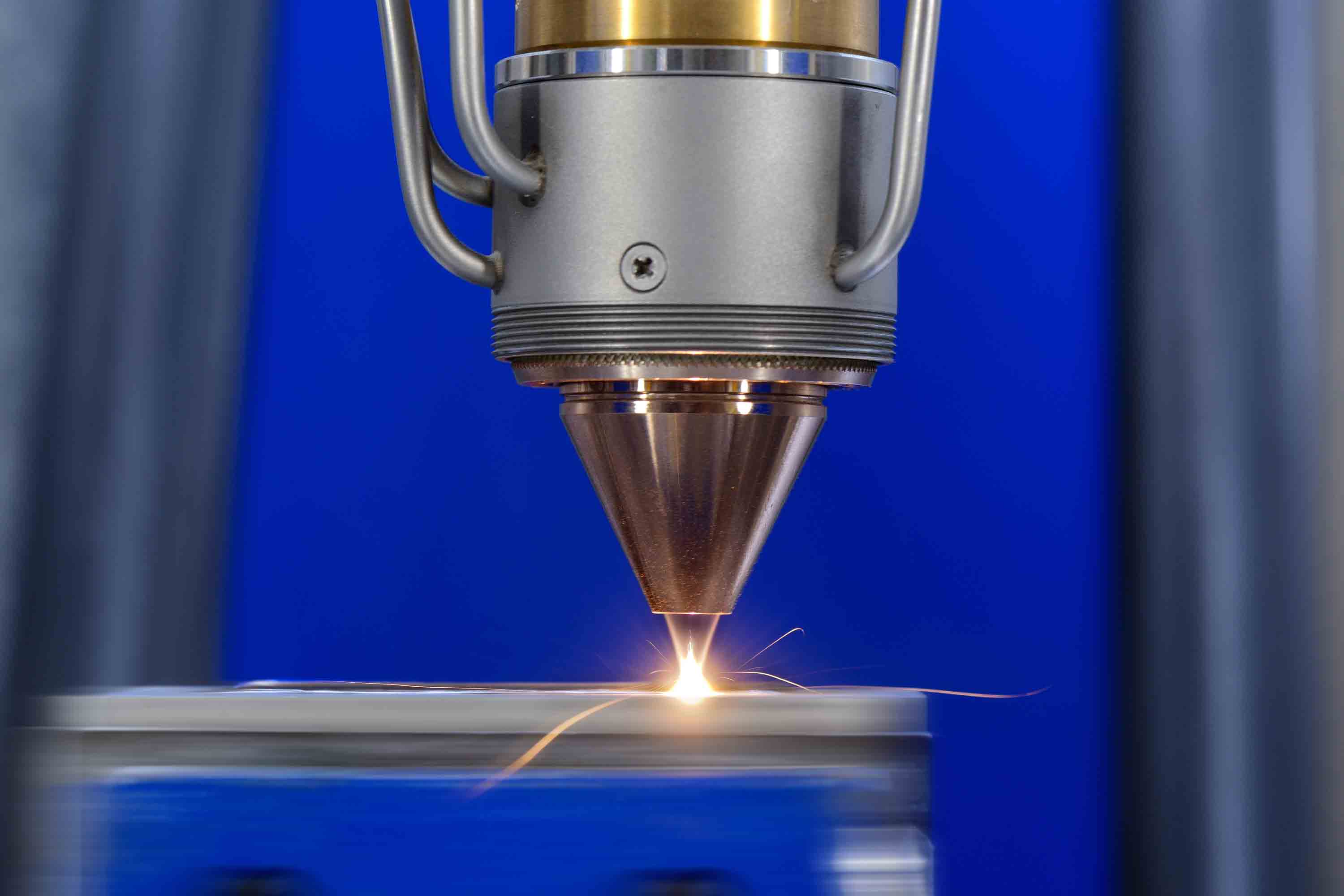 Das metallische Pulver tritt aus der Düse aus und schmilzt, bevor es auf das Substrat auftritt. Das metallische Pulver tritt aus der Düse aus und schmilzt, bevor es auf das Substrat auftritt.
