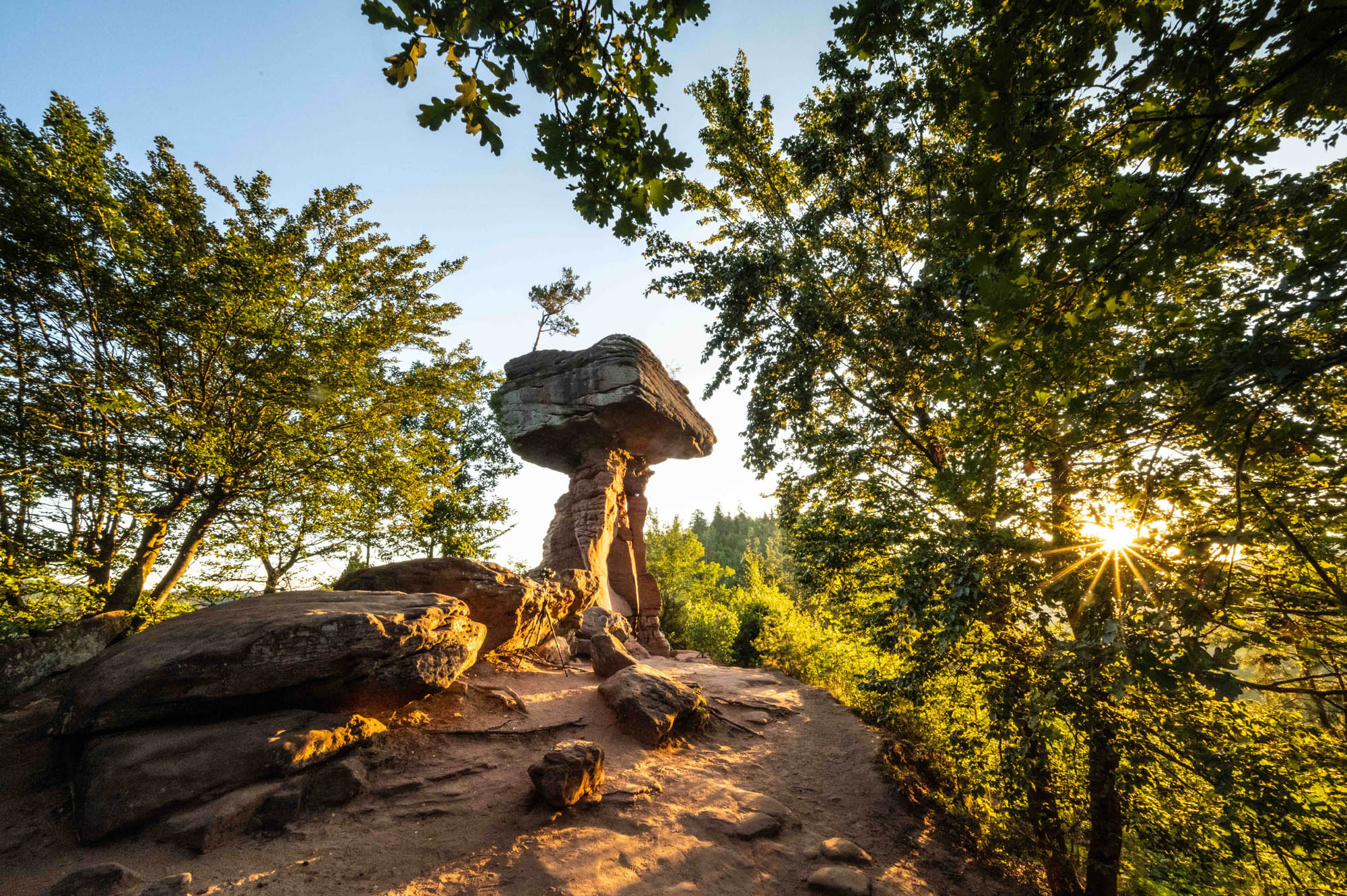 Highlight des Premiumwanderwegs„Teufelstisch-Tour“: die Buntsandsteinformation„Teufelstisch“(Bildque
