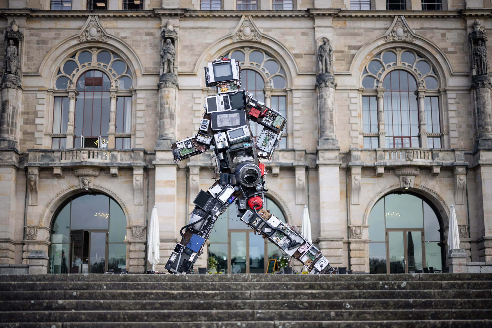 Die Skulptur repräsentiert den Elektroschrott, den deutsche Haushalte in 72 Sekunden produzieren. Die Skulptur repräsentiert den Elektroschrott, den deutsche Haushalte in 72 Sekunden produzieren.