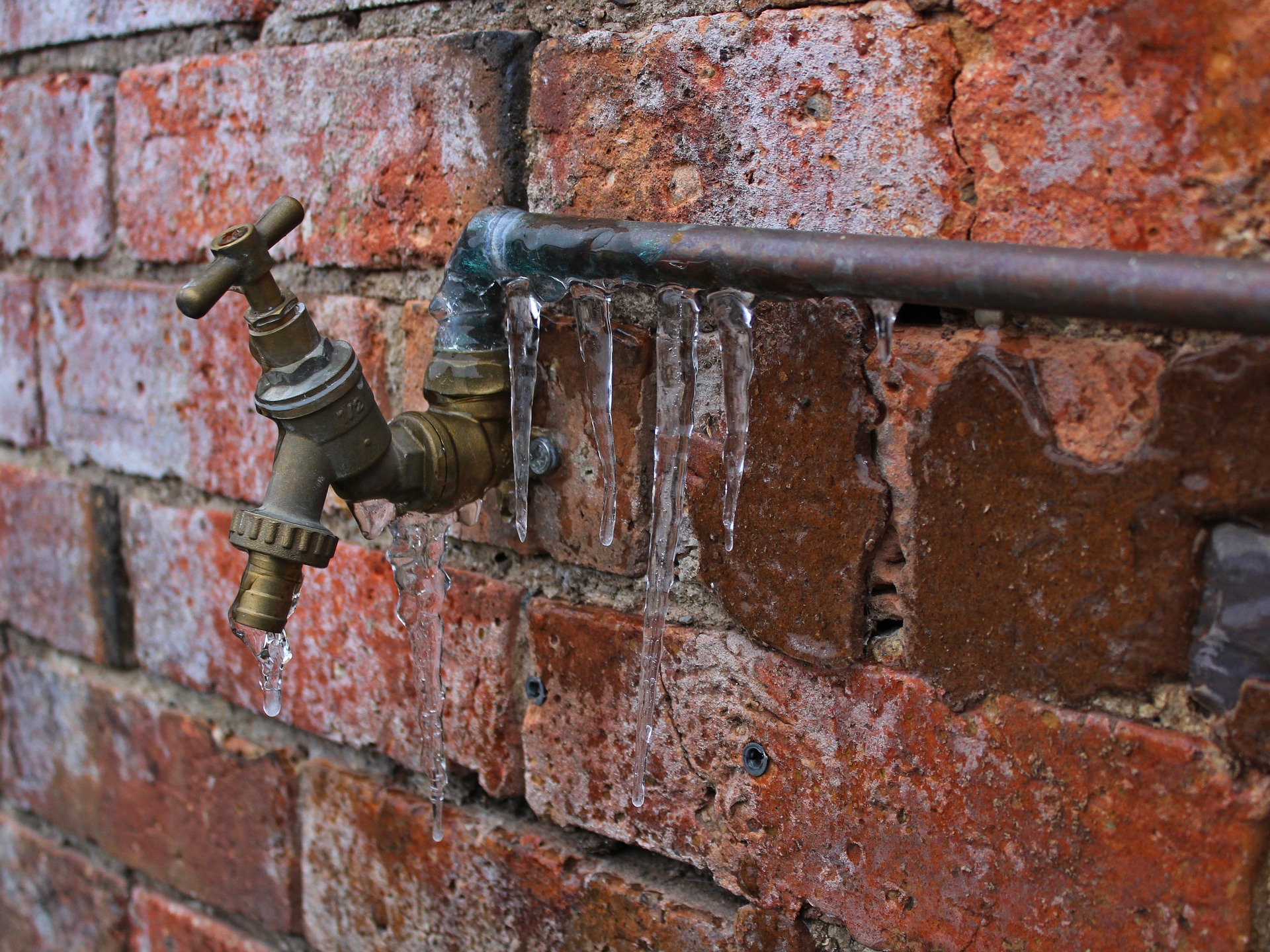 Frosteinwirkung auf Wasser- und Heizungsleitungen nicht unterschätzen. Frosteinwirkung auf Wasser- und Heizungsleitungen nicht unterschätzen.
