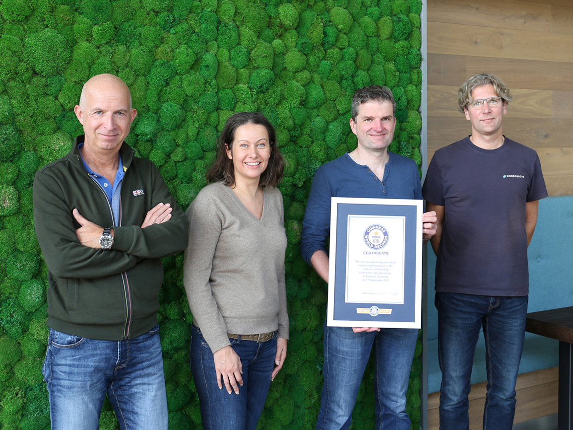 v.l.n.r. Ulrich Kühn, Rainer Vehns, Lars Rückemann (codecentic AG), Verena Holtappels (Avec Plaisir) v.l.n.r. Ulrich Kühn, Rainer Vehns, Lars Rückemann (codecentic AG), Verena Holtappels (Avec Plaisir)