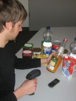 PocketShopper scannt Artikel und liest Produktinformationen vor.