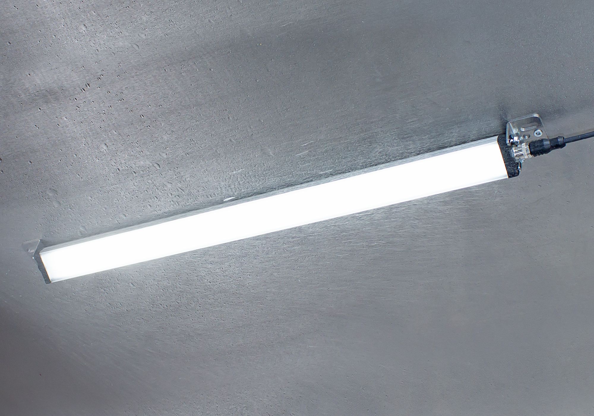 TUBELED_40 Element: schlank, leistungsoptimiert und mit der Schutzart IP54 ausgestattet. (Bildquelle TUBELED_40 Element: schlank, leistungsoptimiert und mit der Schutzart IP54 ausgestattet. (Bildquelle