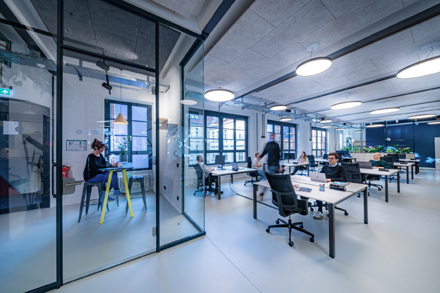 Maßgeschneiderte, auf Architektur und Arbeitskultur abgestimmte Beleuchtungskonzepte (Bildquelle: De