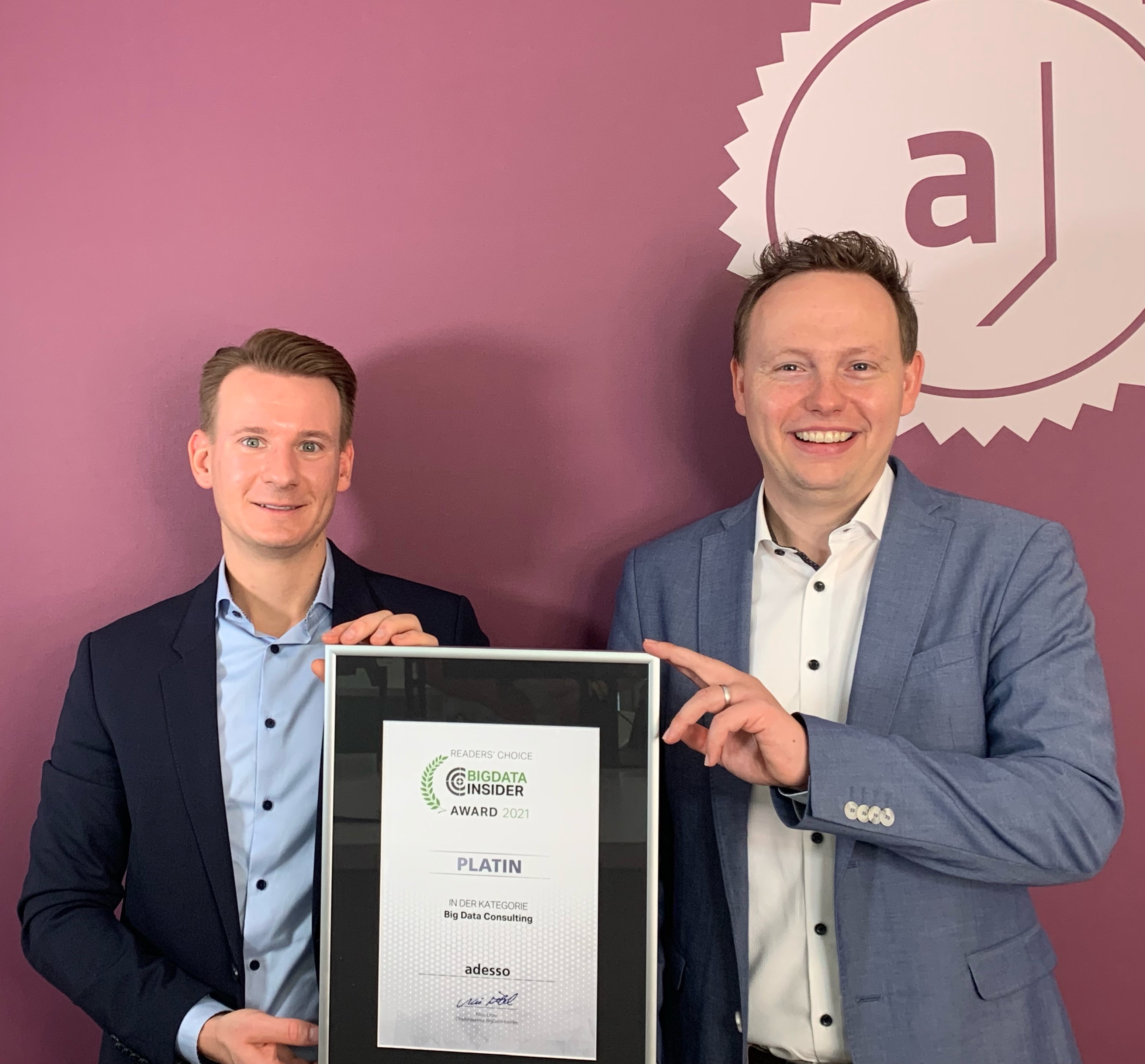 Christian Mertens und Benedikt Bonnmann sind stolz auf den IT-Award 2021 für adesso. (Foto: adesso) Christian Mertens und Benedikt Bonnmann sind stolz auf den IT-Award 2021 für adesso. (Foto: adesso)