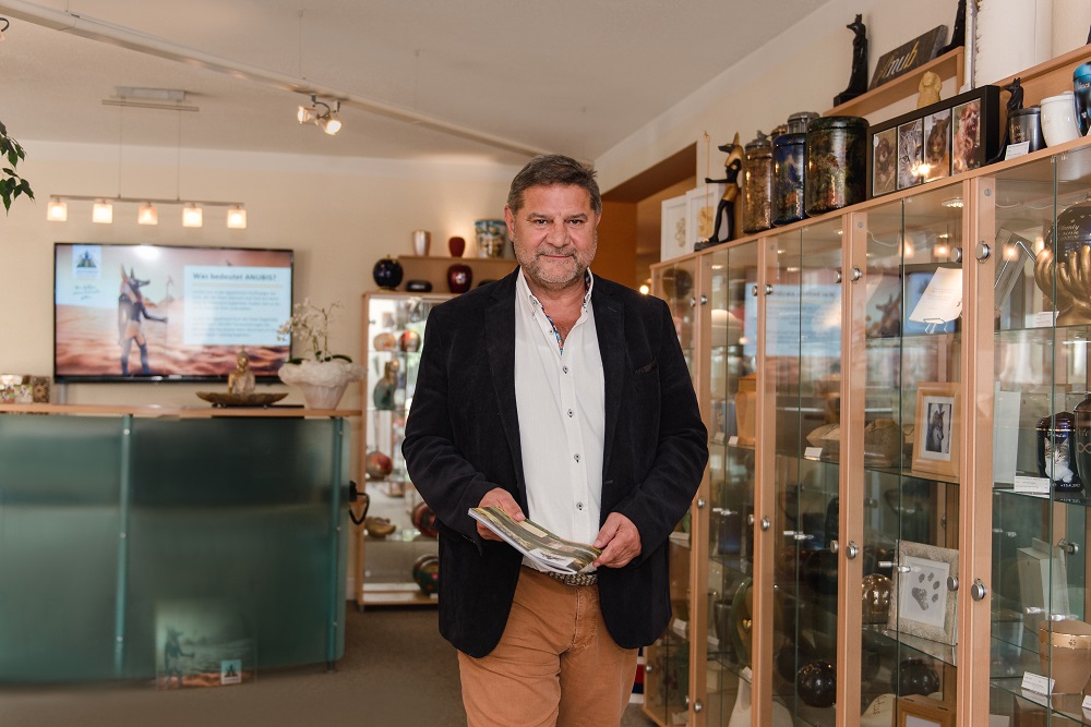 Roland Merker - Gründer von ANUBIS-Tierbestattungen. Foto: Carina Plößl (Bildquelle: anubis-tierbest