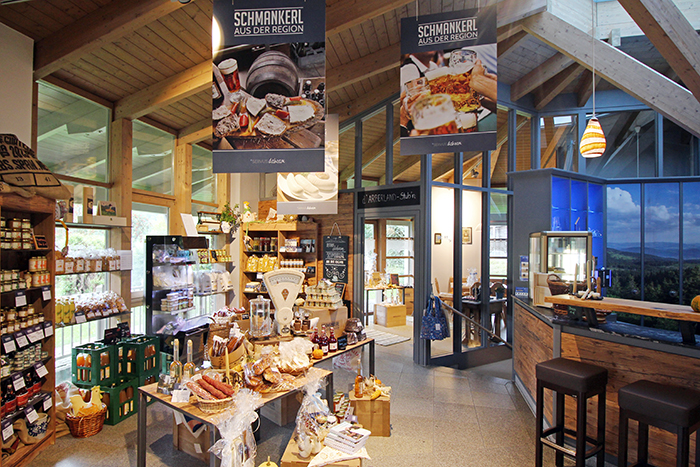 Das kulinarische Schaufenster in Zwiesel mit seiner großen Auswahl an regionalen Spezialitäten (Bild