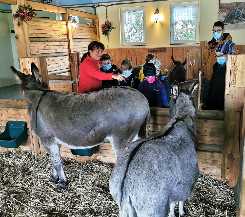 Im Eseldorf der Ballermann Ranch - Annette Engelhardt mit den Kids des FerienspaßSchwaförden
