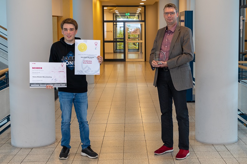 Jan Bellenberg und der betreuende Lehrer Stefan Ganser vom Heinz-Nixdorf-Berufskolleg (Bildquelle: T Jan Bellenberg und der betreuende Lehrer Stefan Ganser vom Heinz-Nixdorf-Berufskolleg (Bildquelle: T