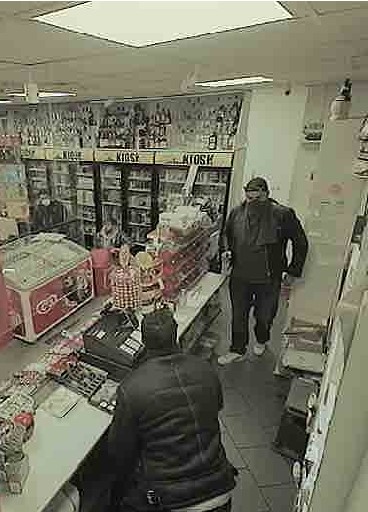 Die Notfallexperten leisten innerhalb von Sekunden Hilfe, als der Kiosk-Mitarbeiter bedroht wird Die Notfallexperten leisten innerhalb von Sekunden Hilfe, als der Kiosk-Mitarbeiter bedroht wird