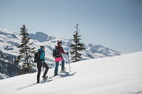 Schneeschuhwanderung durch verschneites Tal (c) Mia Maria Knoll (TVB Silberregion Karwendel)