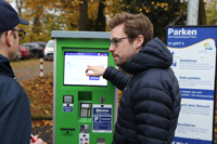Johannes Kammann, zuständiger Projektleiter, erklärt das neue, schrankenlosen Parken. Johannes Kammann, zuständiger Projektleiter, erklärt das neue, schrankenlosen Parken.