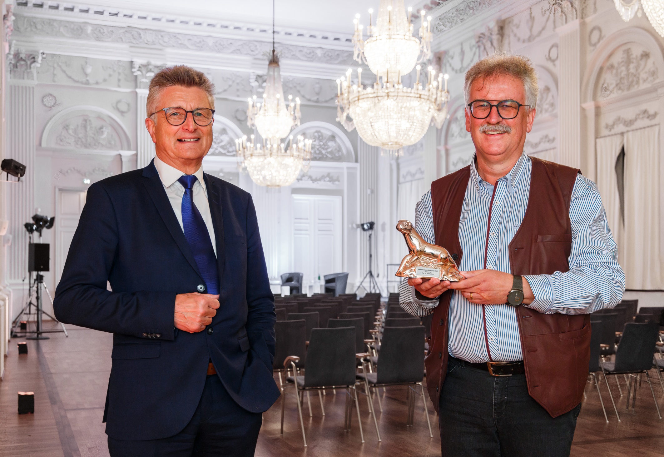Verleihung des Heinz Sielmann Ehrenpreis 2021 an Prof. Dr. Josef Settele (rechts). (Bildquelle: Hei Verleihung des Heinz Sielmann Ehrenpreis 2021 an Prof. Dr. Josef Settele (rechts). (Bildquelle: Hei