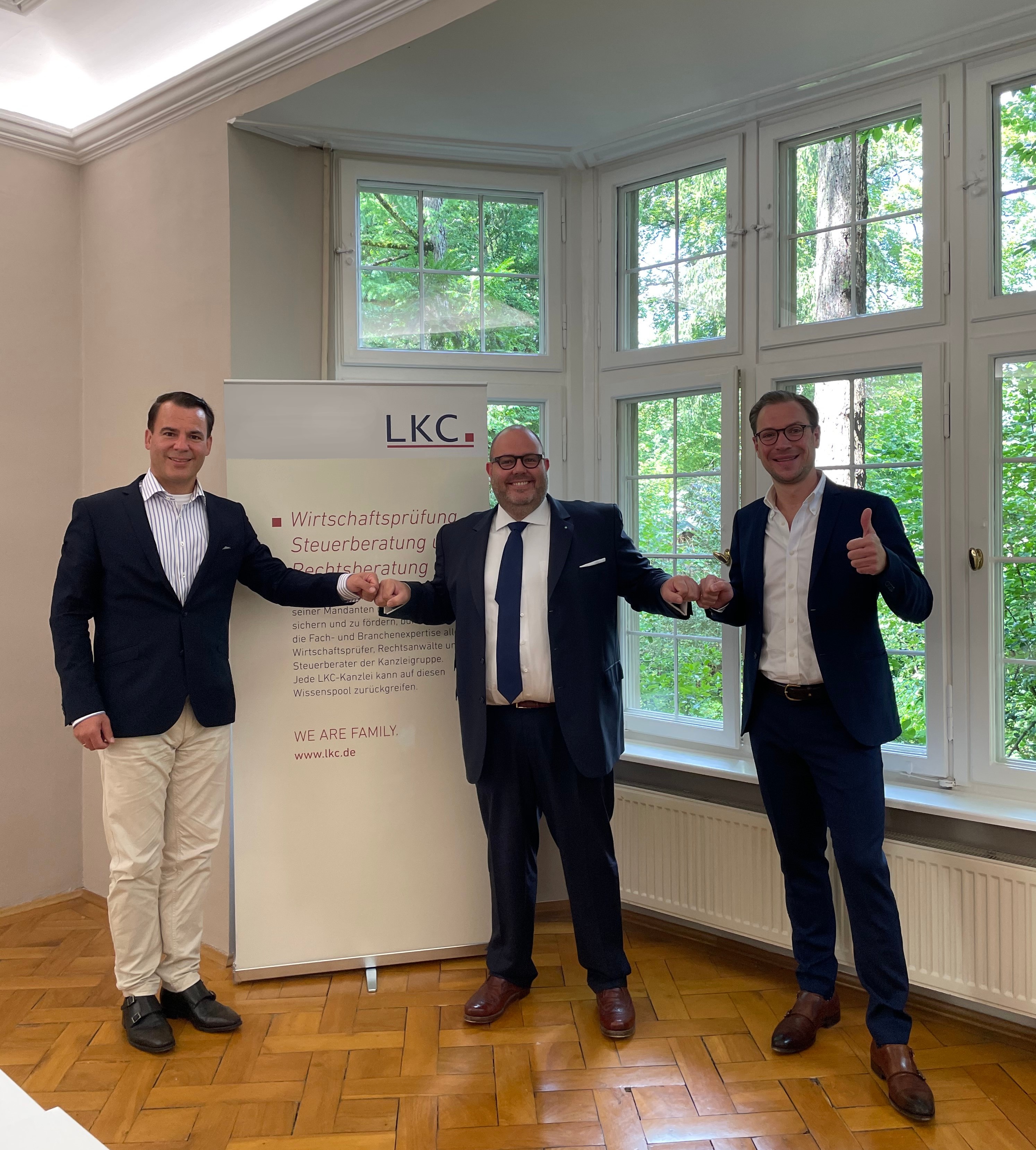 Zeno Eder, Partner bei LKC, Oliver Dorn, Gesamt-Geschäftsleiter der FOM Hochschule München und Heiko