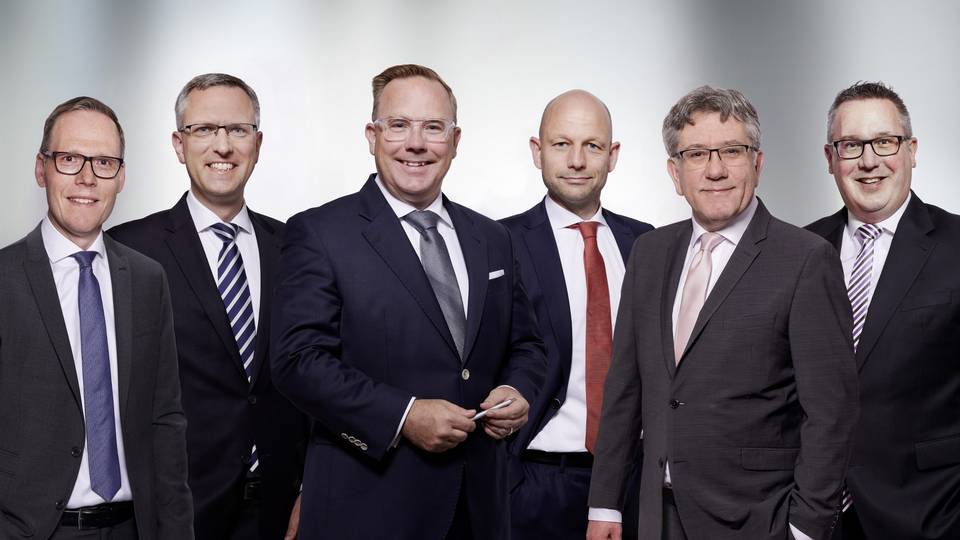 Das Riskmanagement-Team, geführt durch Dr. Merz, achtet auf jedes Detail Das Riskmanagement-Team, geführt durch Dr. Merz, achtet auf jedes Detail