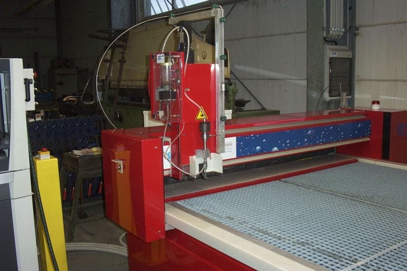 Anlage zum Wasserstrahlschneiden von Blechen (Bildquelle: BEKA GmbH) Anlage zum Wasserstrahlschneiden von Blechen (Bildquelle: BEKA GmbH)