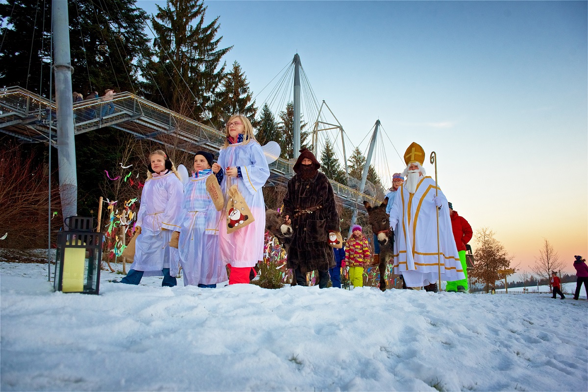 Stimmungsvolle Waldweihnacht 2021 mit Weihnachtsmarkt und Nikolaus mit Esel im skywalk allgäu Stimmungsvolle Waldweihnacht 2021 mit Weihnachtsmarkt und Nikolaus mit Esel im skywalk allgäu