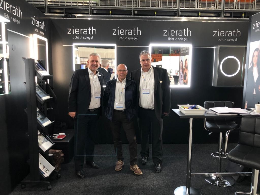 Außendienst-Mitarbeiter K. Kretschmer, A. Weiland und J. Bungert auf dem Zierath-Messestand Außendienst-Mitarbeiter K. Kretschmer, A. Weiland und J. Bungert auf dem Zierath-Messestand