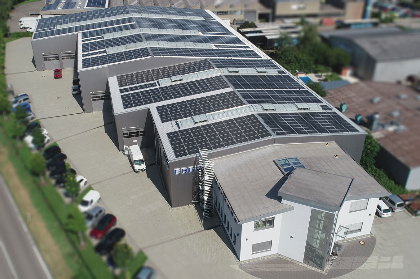 1.451 Solarmodule erzeugen auf einer Fläche von 2.713 Quadratmetern bis zu 537,24 Kilowatt Strom. 1.451 Solarmodule erzeugen auf einer Fläche von 2.713 Quadratmetern bis zu 537,24 Kilowatt Strom.