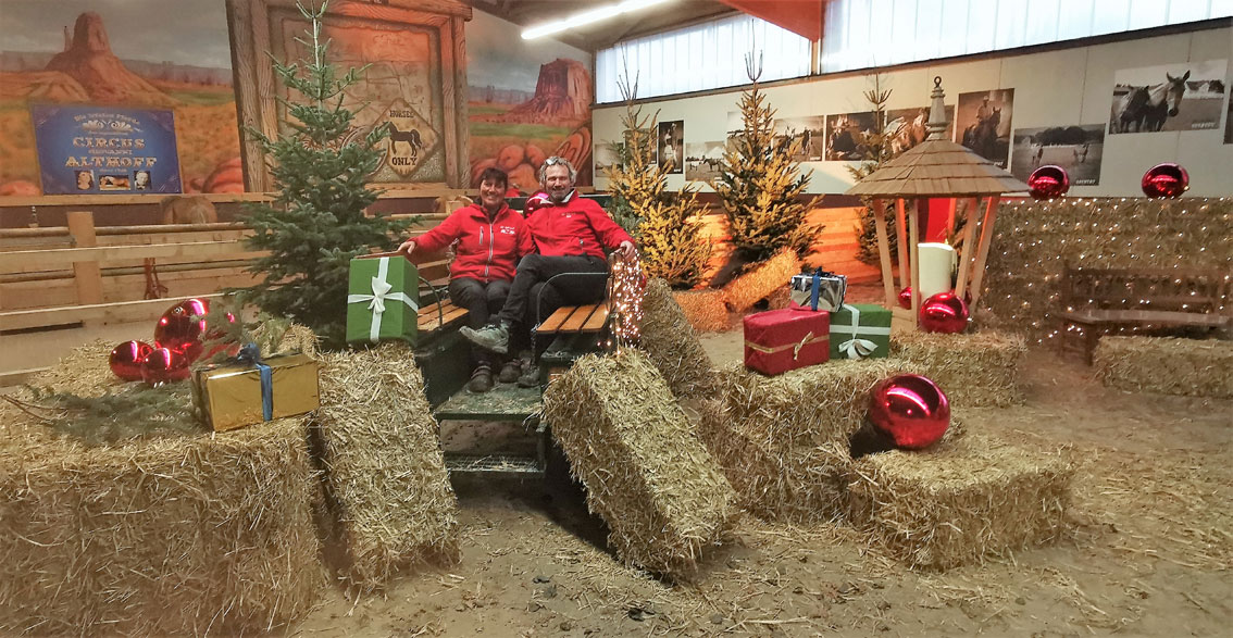 Erstes Probesitzen in den Kulissen der Weihnachtssendung GUT AIDERBICHL WEIHNACHTSZAUBER