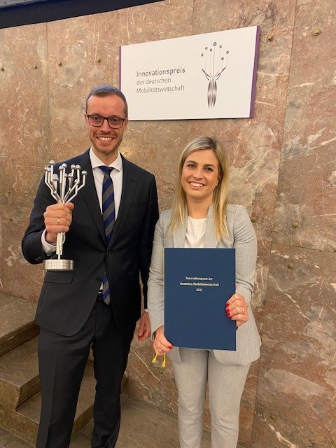Christian Rüth und Amanda Rath von Heraeus Noblelight nahmen den Preis stellvertretend entgegen.