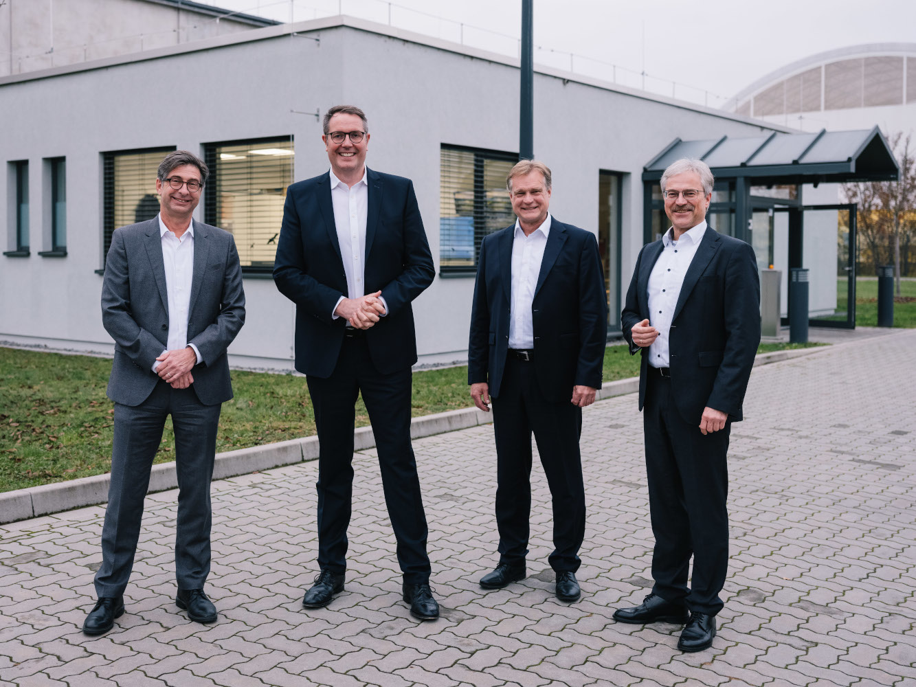 Alexander Schweitzer (2.v.l.) mit Jürgen Beyer, Uwe Burre und Gerald Miersch von PFALZKOM. (Bildquel Alexander Schweitzer (2.v.l.) mit Jürgen Beyer, Uwe Burre und Gerald Miersch von PFALZKOM. (Bildquel