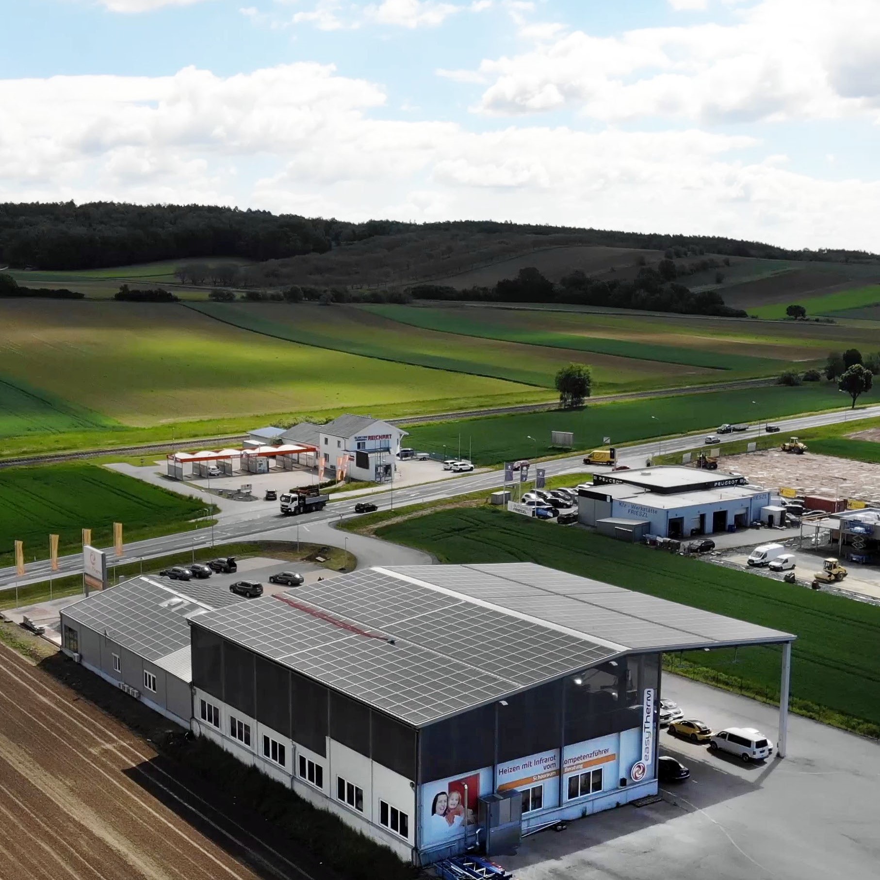 Photovoltaikanlage am Dach der easyTherm Produktionsstätte Photovoltaikanlage am Dach der easyTherm Produktionsstätte
